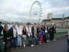 Ekipa naszego liceum na Mocie Westminsterskim, w tle London Eye i Londyskie Muzeum Filmu.<br>(fot. Andrzej Kocerba)